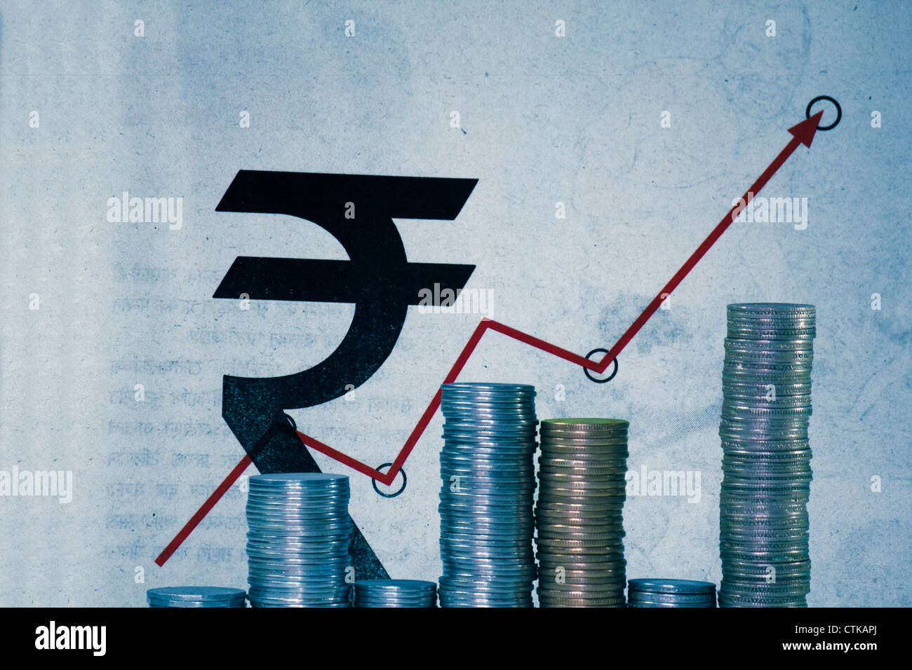 Pila di monete con la freccia, il grafico a barra Foto Stock