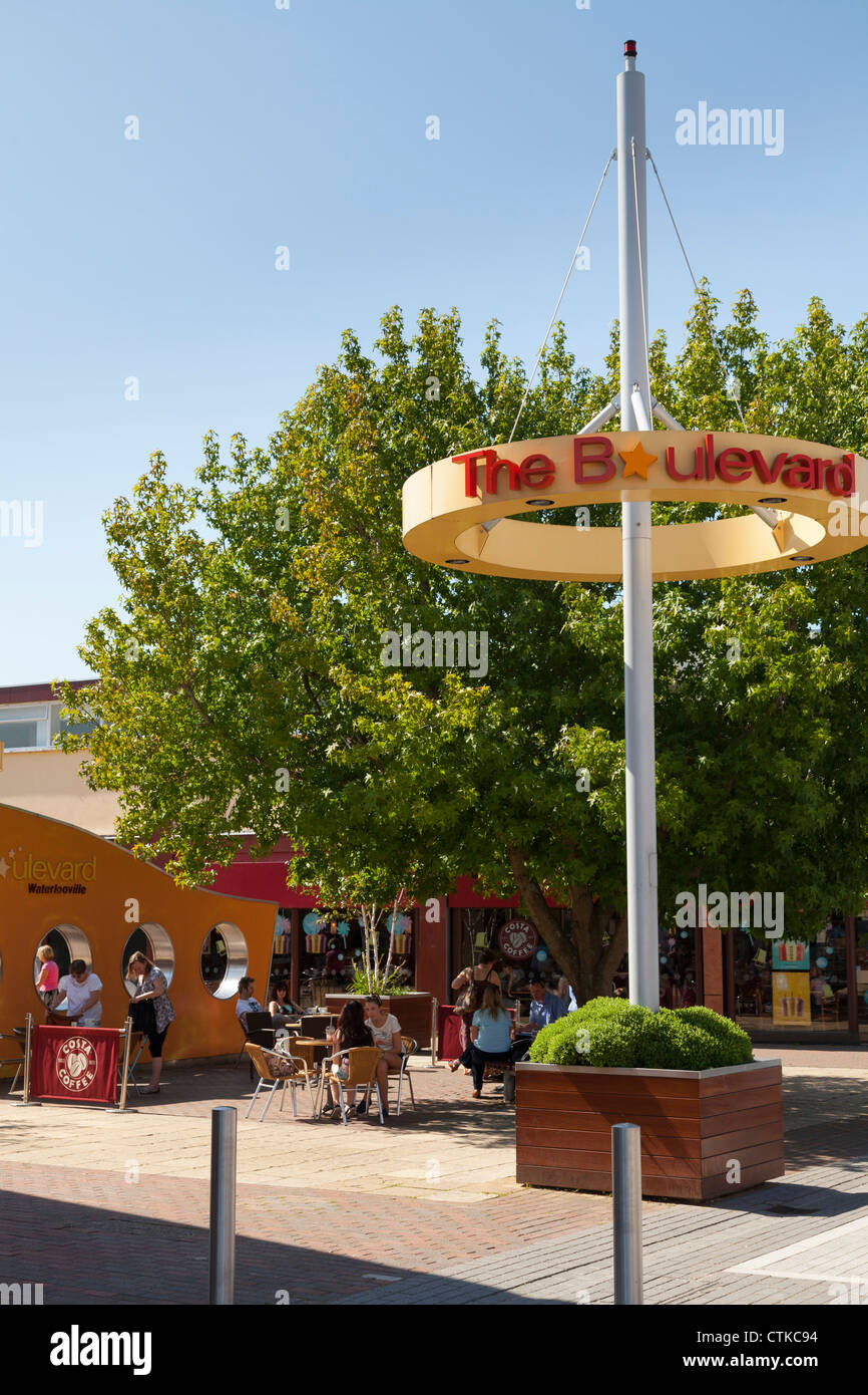 I clienti godendo di caffè Costa posti a sedere fuori in waterlooville zona pedonale Foto Stock