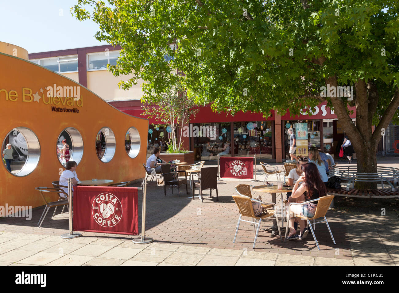 I clienti godendo di caffè Costa posti a sedere fuori in waterlooville zona pedonale Foto Stock
