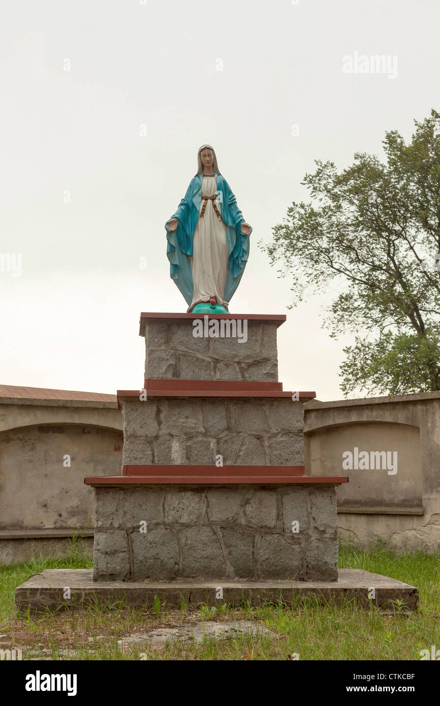 Vergine Maria figura vicino alla chiesa nel villaggio di Szczalb (Lukow county), Polonia Foto Stock