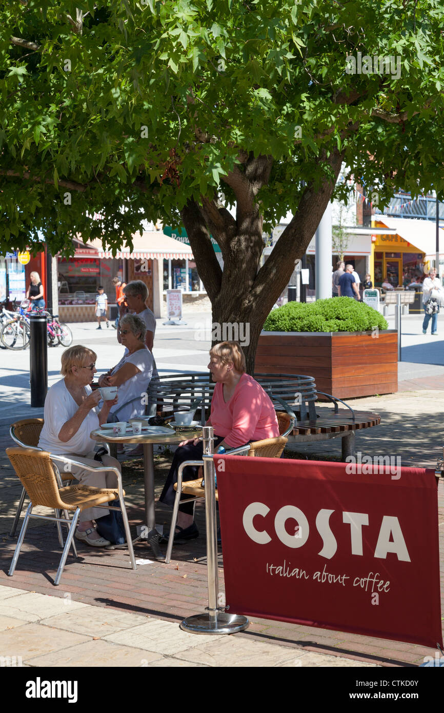 I clienti godendo di caffè Costa posti a sedere fuori in waterlooville zona pedonale Foto Stock