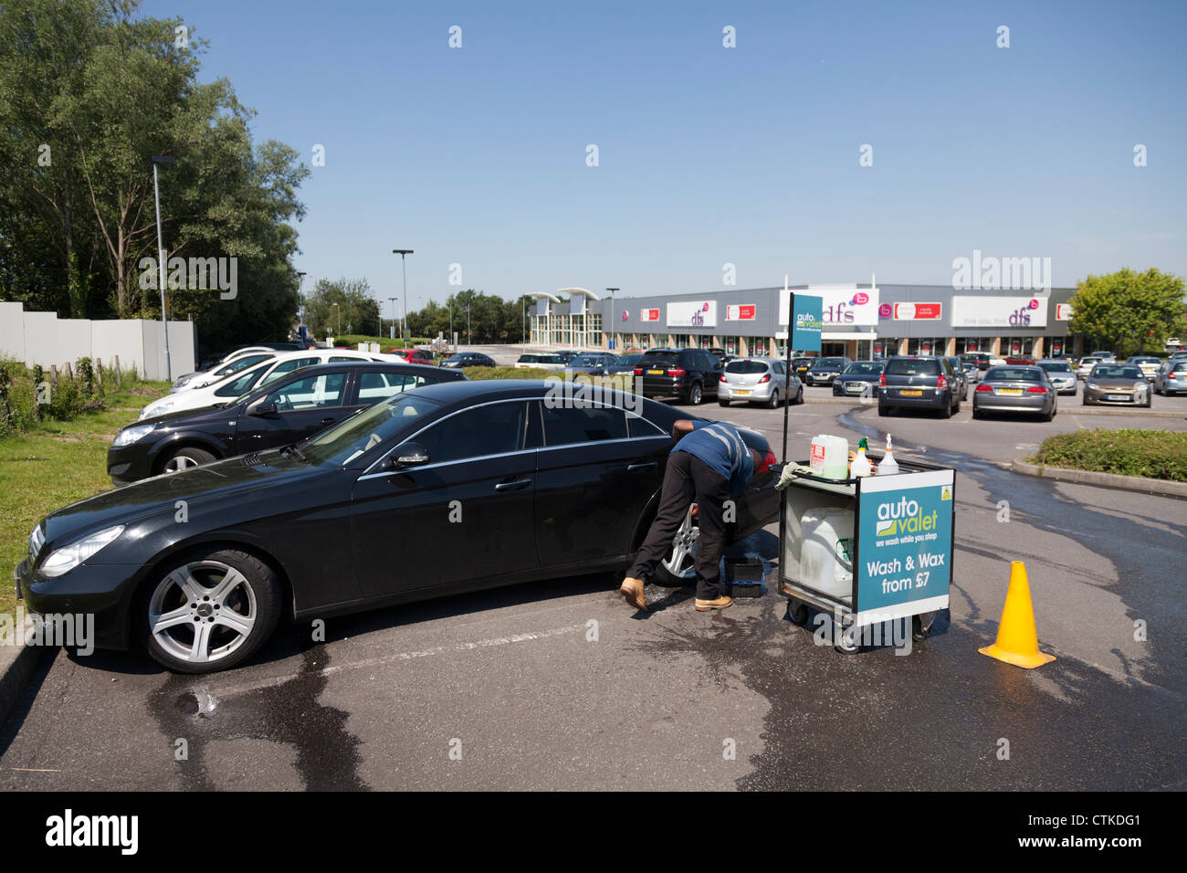 Uomo di funzionamento del parco auto car wash e servizio di ritiro e riconsegna auto Foto Stock