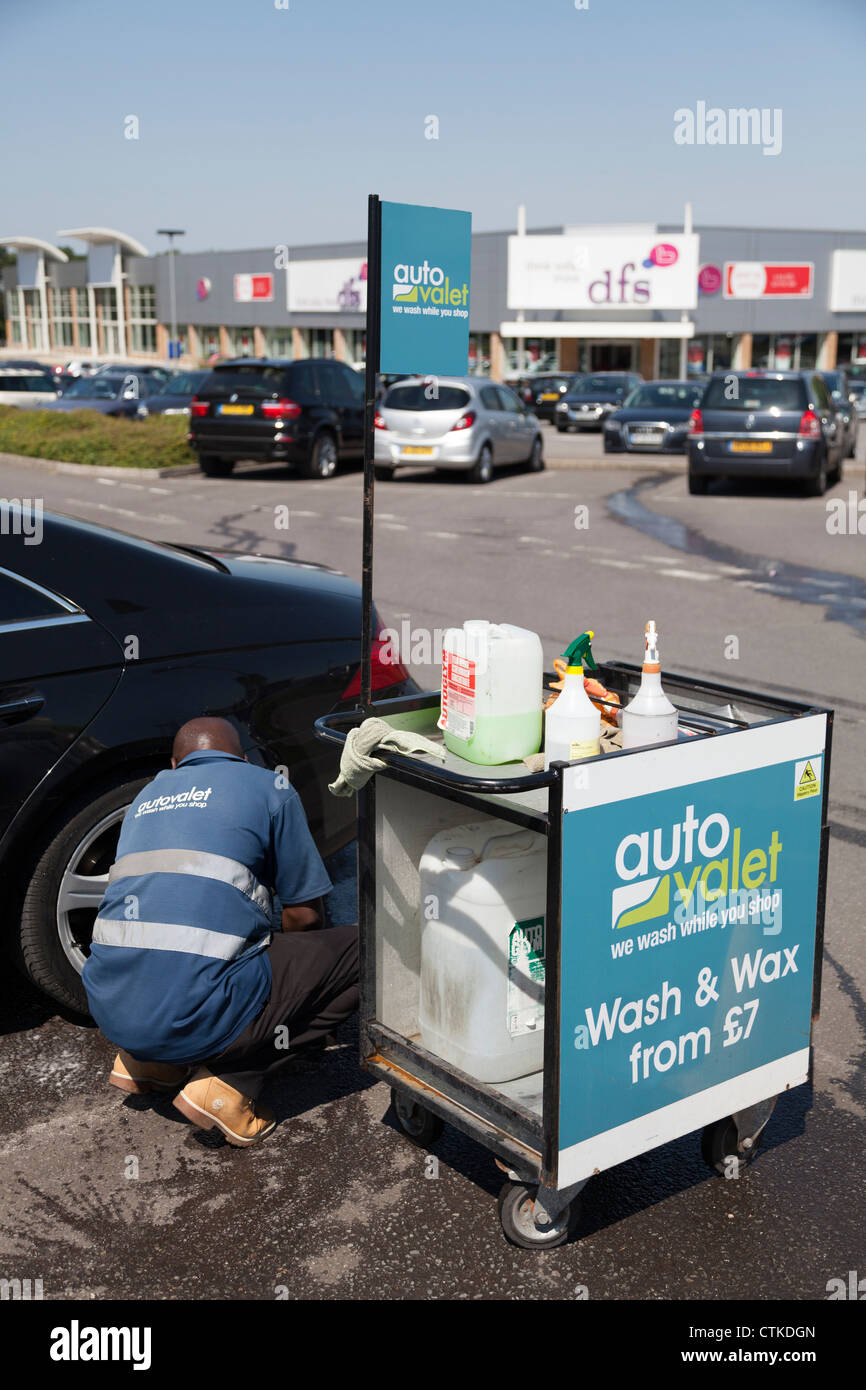 Uomo di funzionamento del parco auto car wash e servizio di pulizia auto. Foto Stock