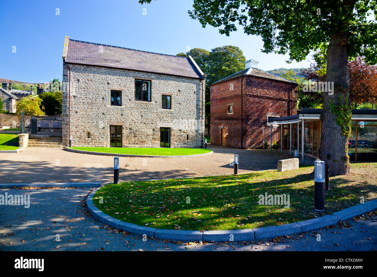 Vecchia fattoria edifici convertiti in Hathersage Hall Centro Business nel Parco Nazionale di Peak District Derbyshire England Regno Unito Foto Stock