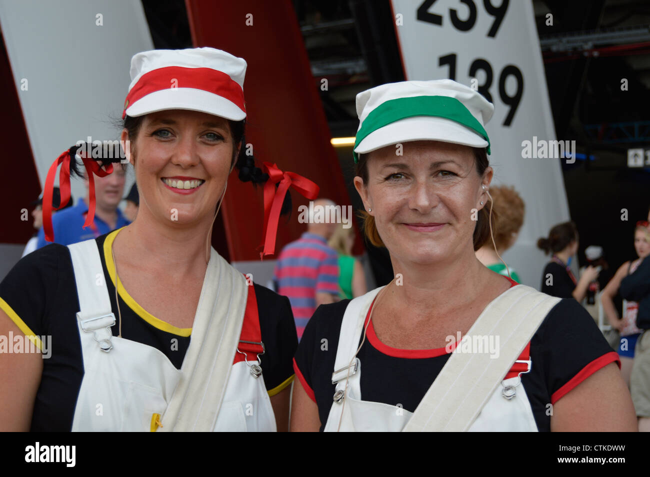 Due femmina 'mechanics' presso il London 2012 Olympic cerimonia di apertura, volontari Foto Stock