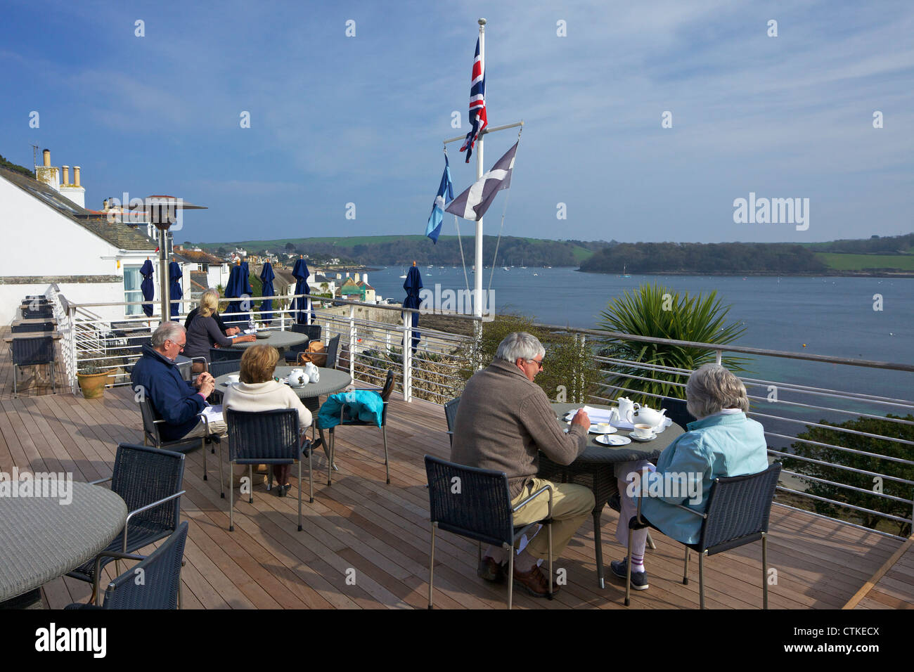Viste della Fal estuario dalla terrazza dell'Hotel Tresanton, St Mawes, Cornwall, Southwest England, Regno Unito, GB, Isole britanniche, Foto Stock