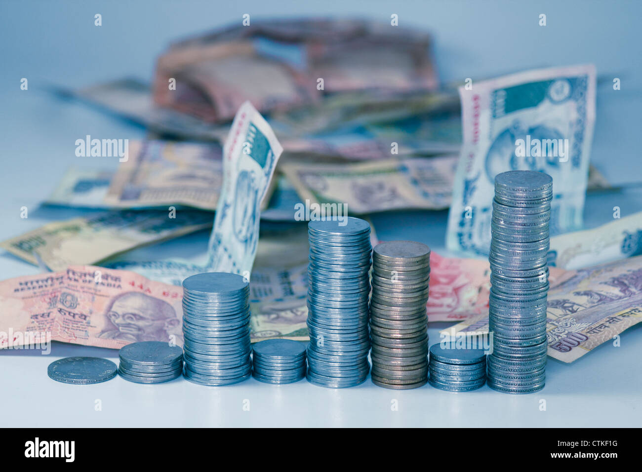 Monete indiano pila in forma di grafico a barre con Rupie indiane Foto Stock