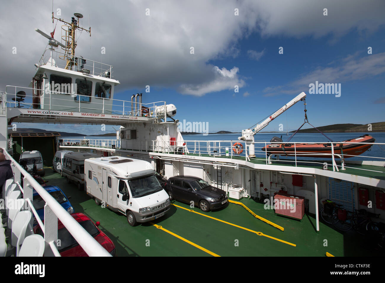 Isola di Eriskay, Scozia. La MV Loch Alainn traghetto per auto nel suono della barra sul percorso dalla barra di Eriskay. Foto Stock