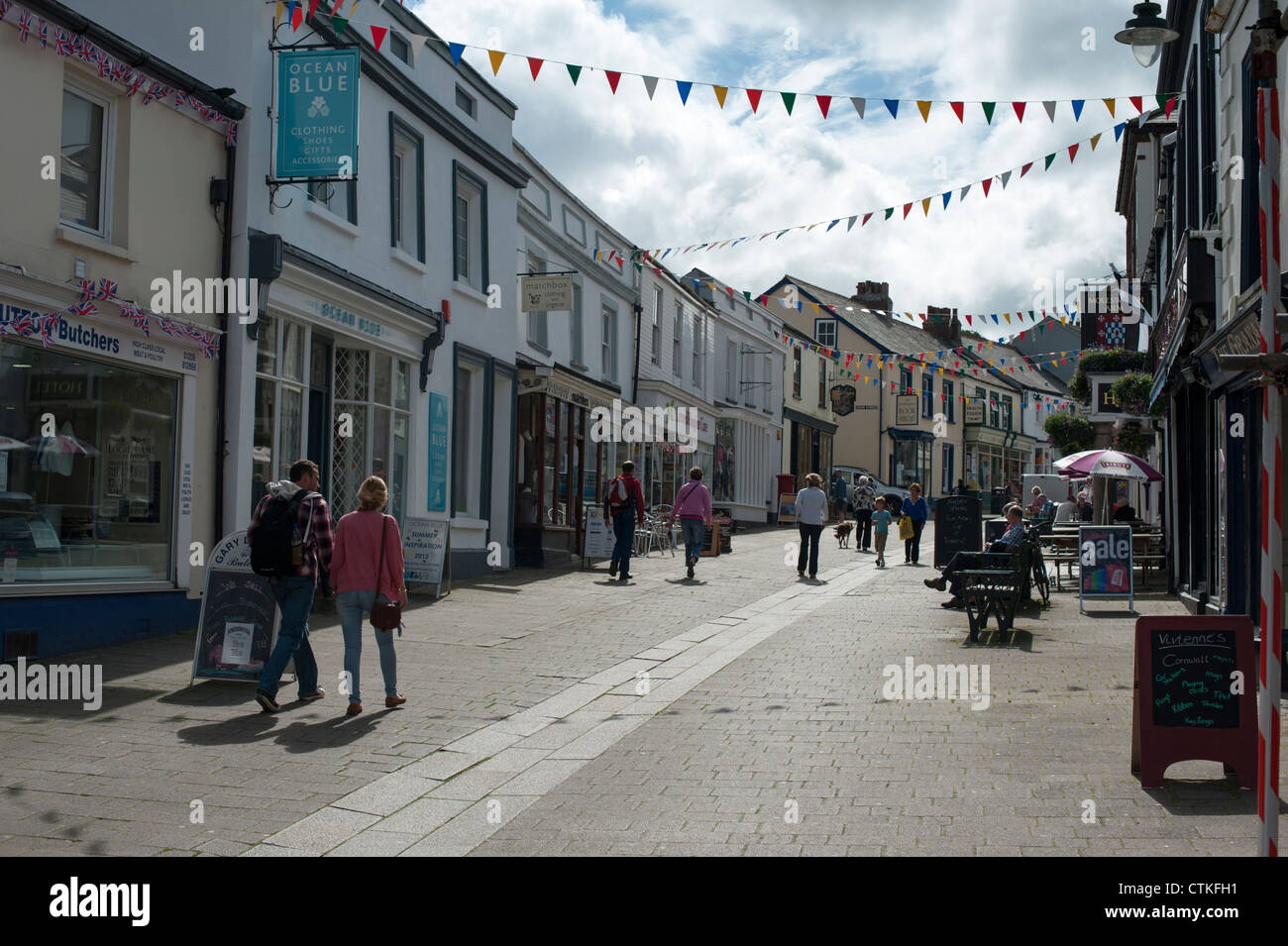 Molesworth Street St Albans Cornwall Regno Unito con people shopping Foto Stock