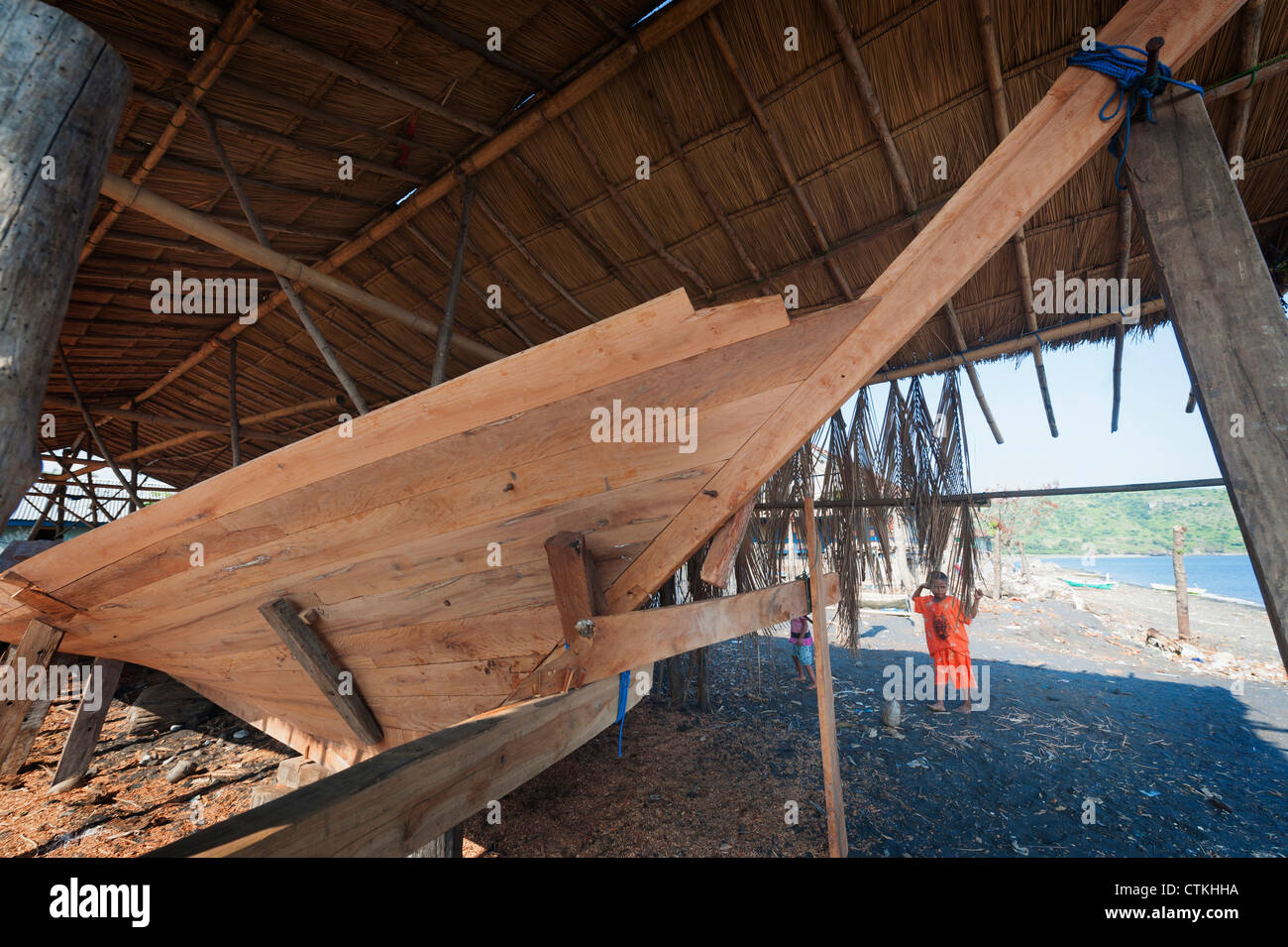 Wera Village, sull isola di Sumbawa in Indonesia, è uno dei pochi boat building villaggi dove le tradizionali barche di legno sono costruiti. Foto Stock