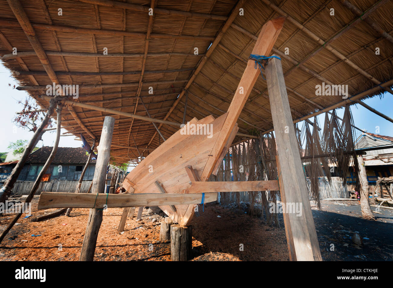 Wera Village, sull isola di Sumbawa in Indonesia, è uno dei pochi boat building villaggi dove le tradizionali barche di legno sono costruiti. Foto Stock