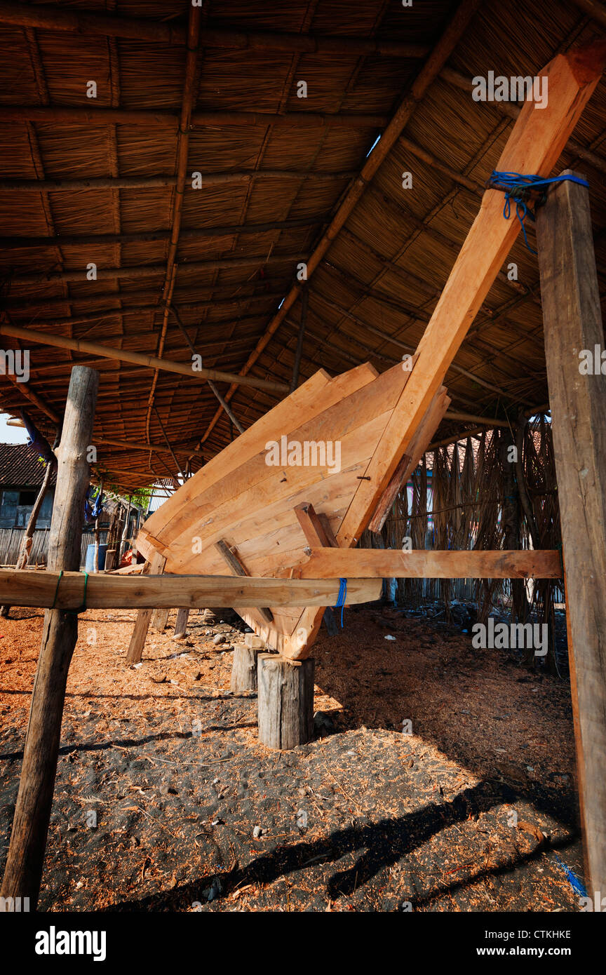 Wera Village, sull isola di Sumbawa in Indonesia, è uno dei pochi boat building villaggi dove le tradizionali barche di legno sono costruiti. Foto Stock