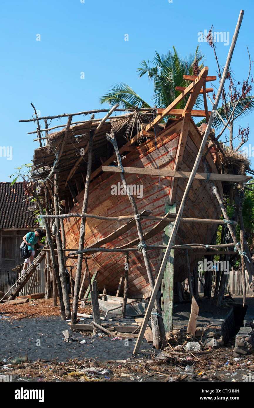 Wera Village, sull isola di Sumbawa in Indonesia, è uno dei pochi boat building villaggi dove le tradizionali barche di legno sono costruiti. Foto Stock