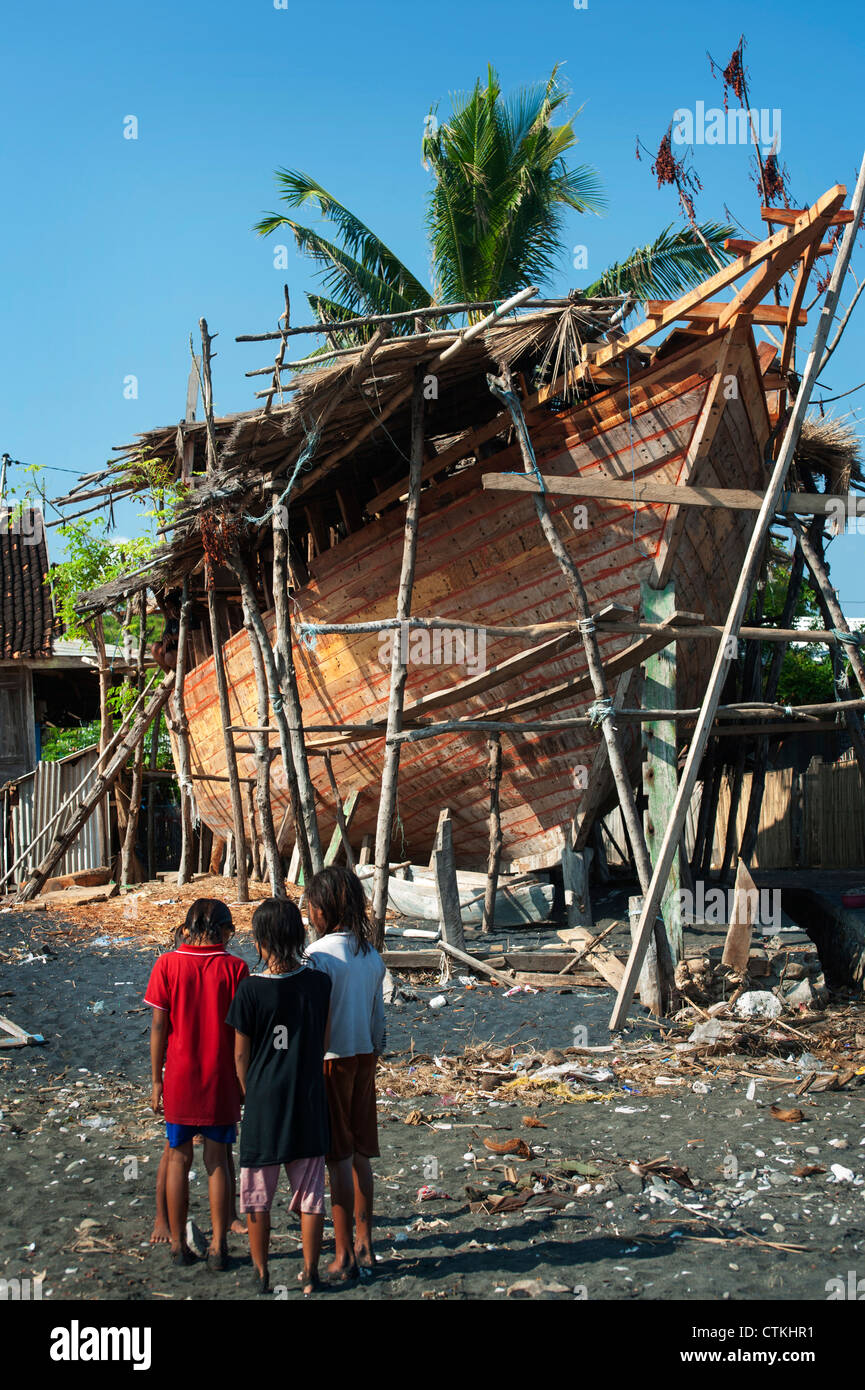 Wera Village, sull isola di Sumbawa in Indonesia, è uno dei pochi boat building villaggi dove le tradizionali barche di legno sono costruiti. Foto Stock