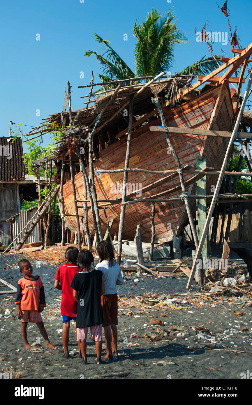Wera Village, sull isola di Sumbawa in Indonesia, è uno dei pochi boat building villaggi dove le tradizionali barche di legno sono costruiti. Foto Stock