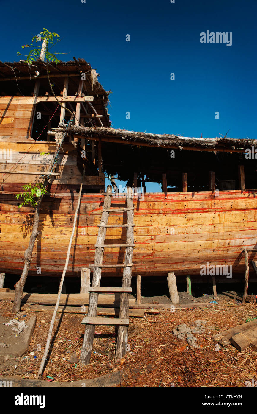 Wera Village, sull isola di Sumbawa in Indonesia, è uno dei pochi boat building villaggi dove le tradizionali barche di legno sono costruiti. Foto Stock