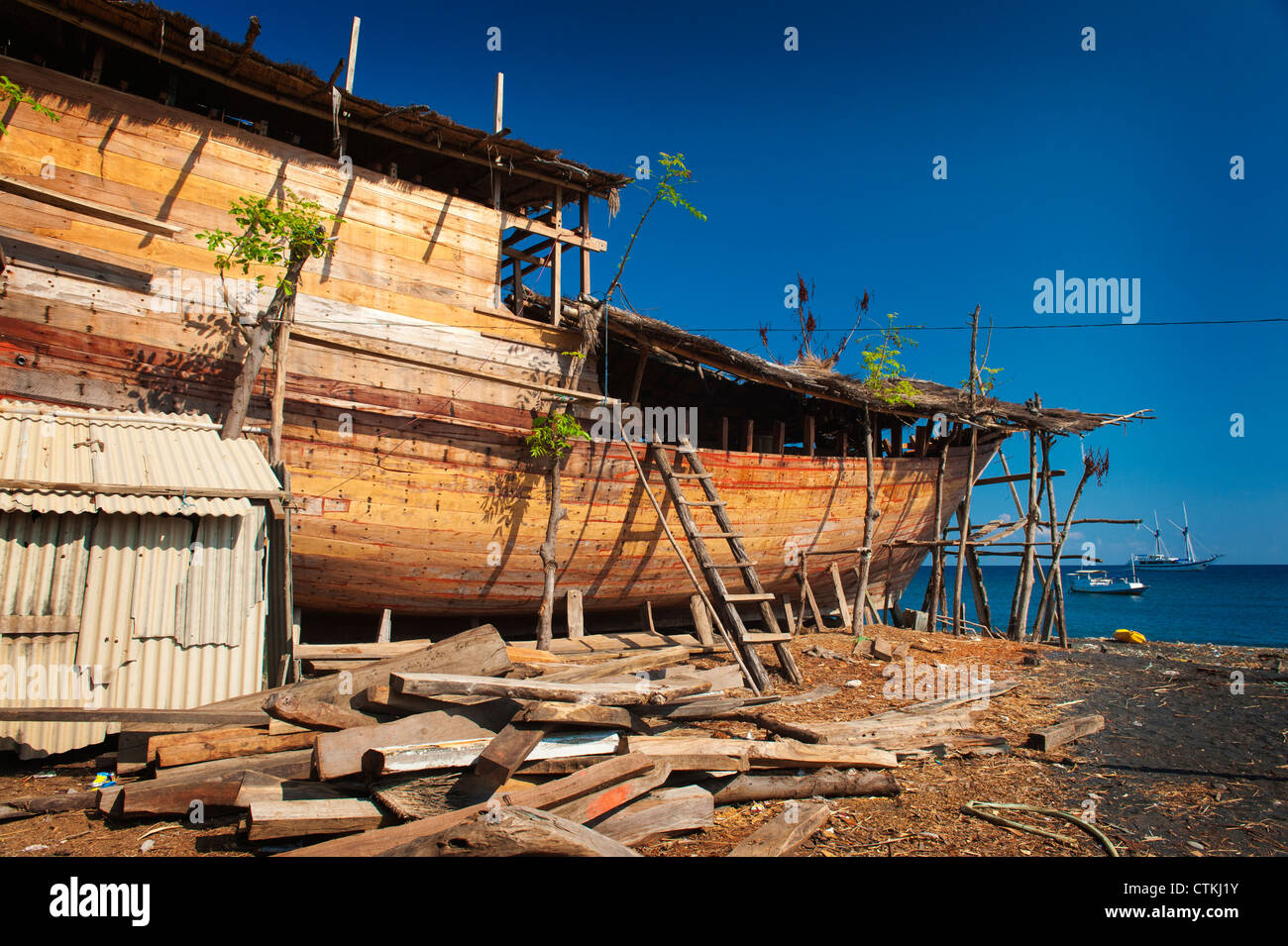 Wera Village, sull isola di Sumbawa in Indonesia, è uno dei pochi boat building villaggi dove le tradizionali barche di legno sono costruiti. Foto Stock
