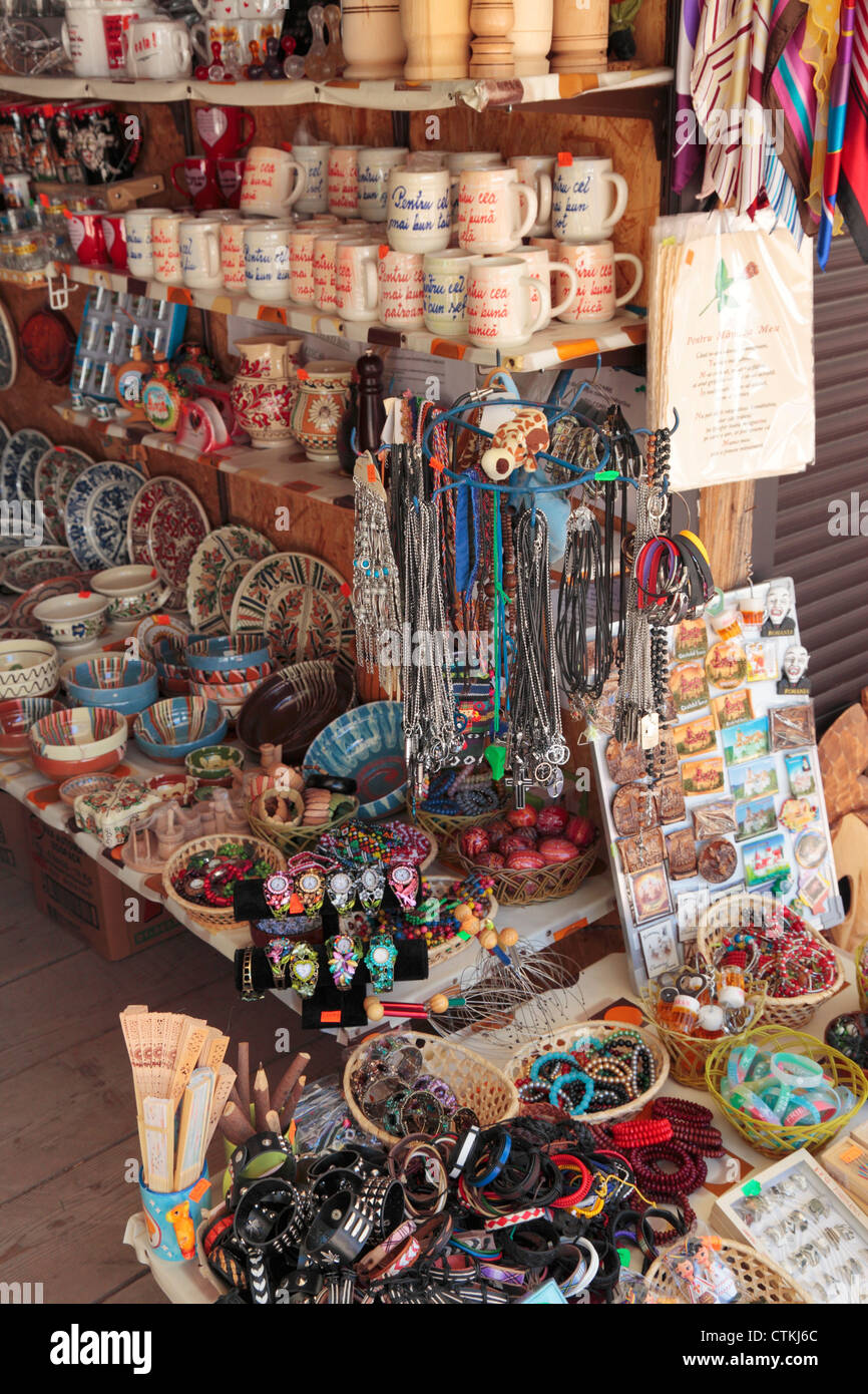 Colorati souvenir e regali sui mercati in Bran, Romania Foto Stock