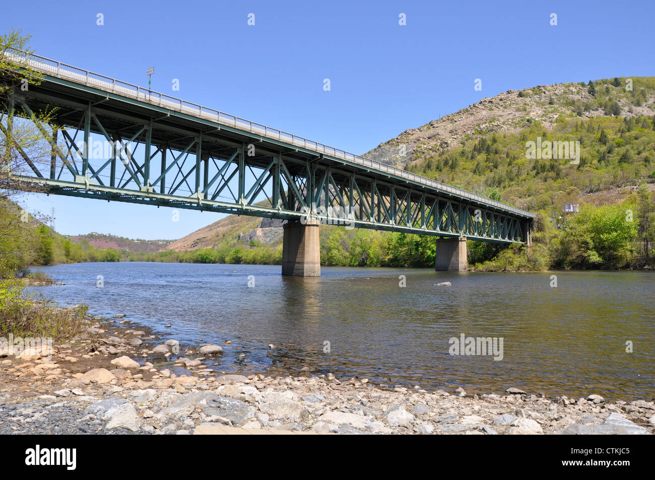 Metallo lungo ponte che attraversa il fiume Lehigh vicino la Lehigh Gap in Slatington, Lehigh County, Pennsylvania Foto Stock