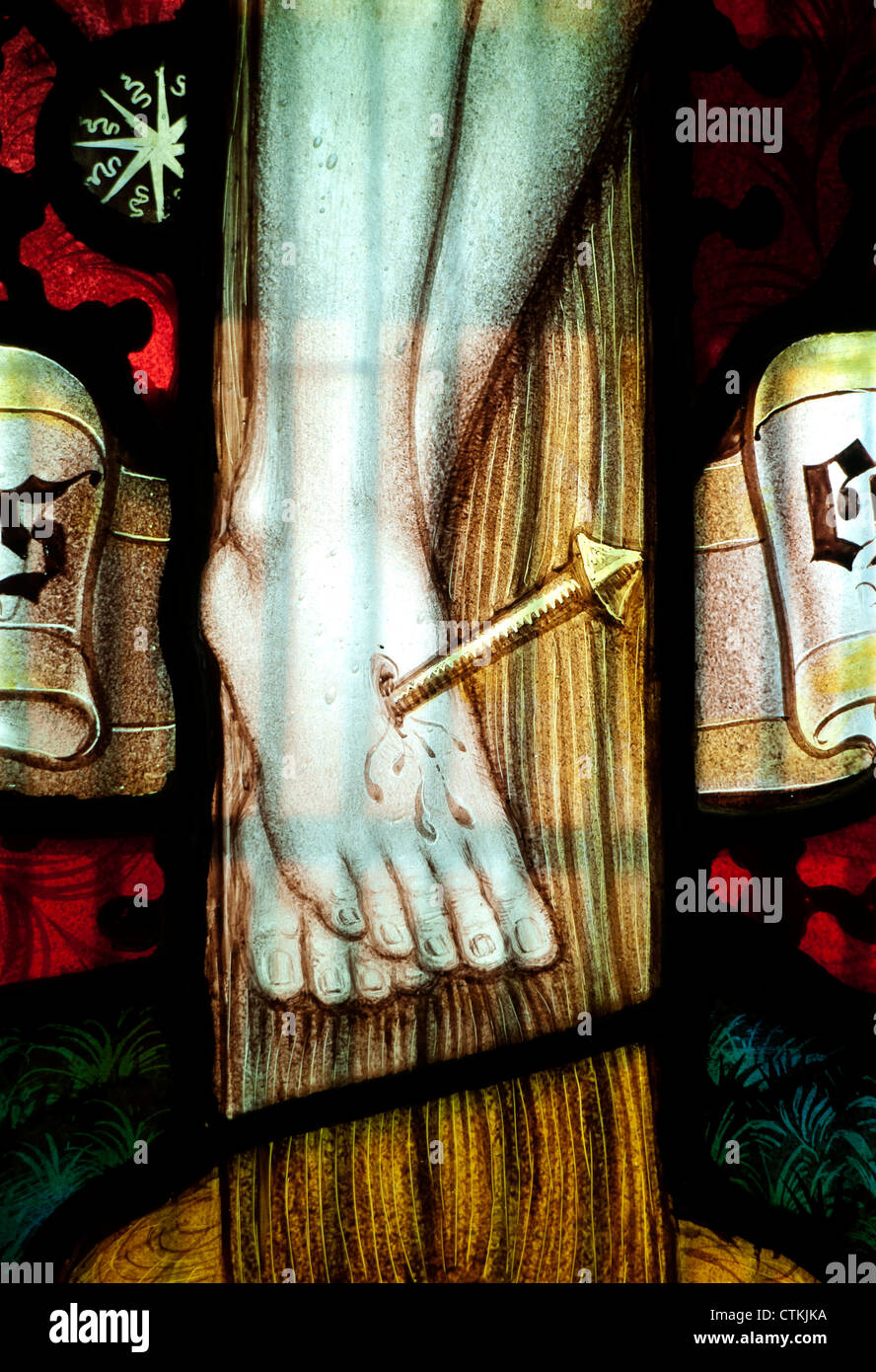 La crocifissione del Cristo in vetro colorato. Foto Stock