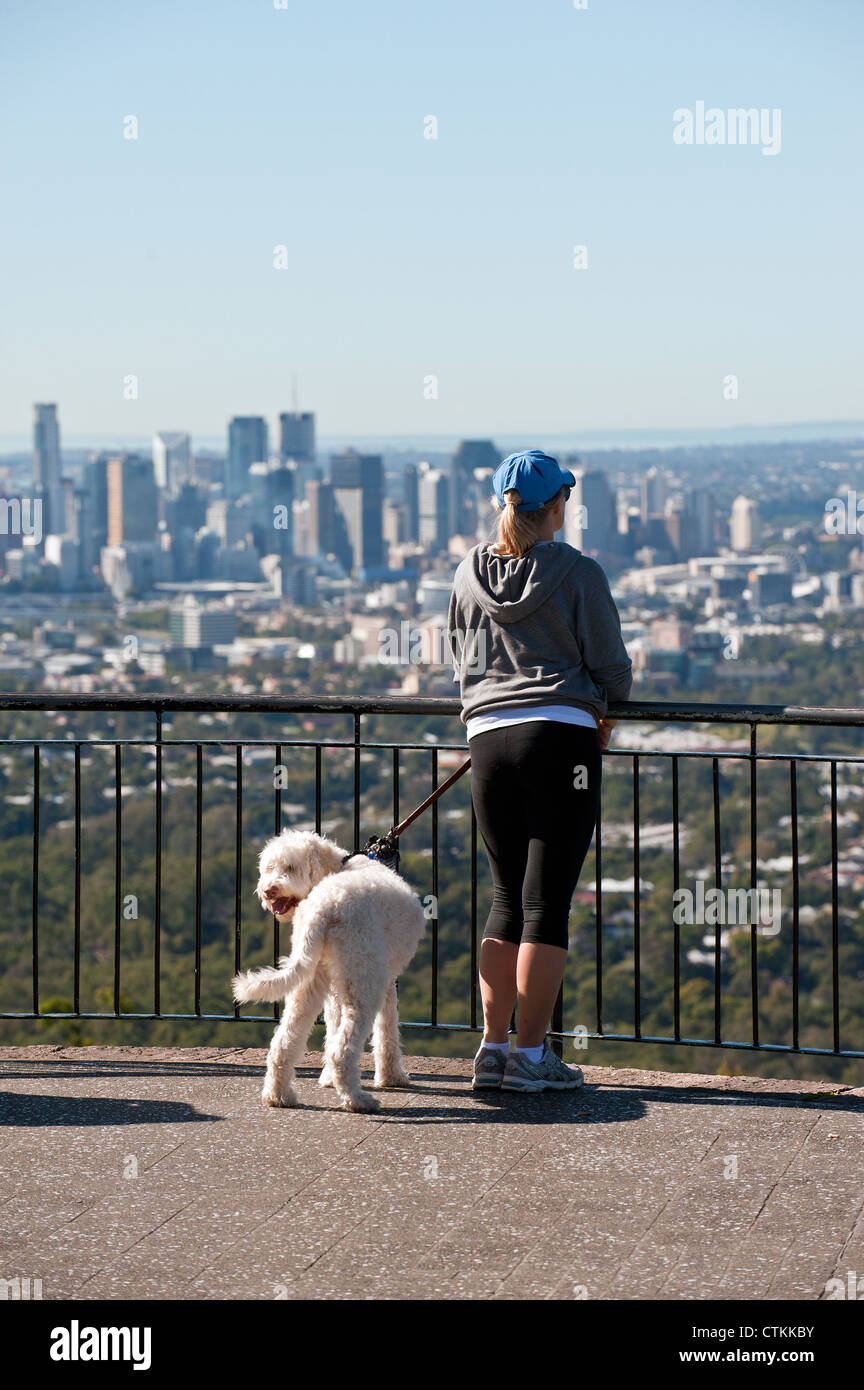 Brisbane Queensland - Una ragazza e un cane sulla cima del Monte Coot-Tha, affacciati sulla città di Brisbane nel Queensland, Australia. Foto Stock