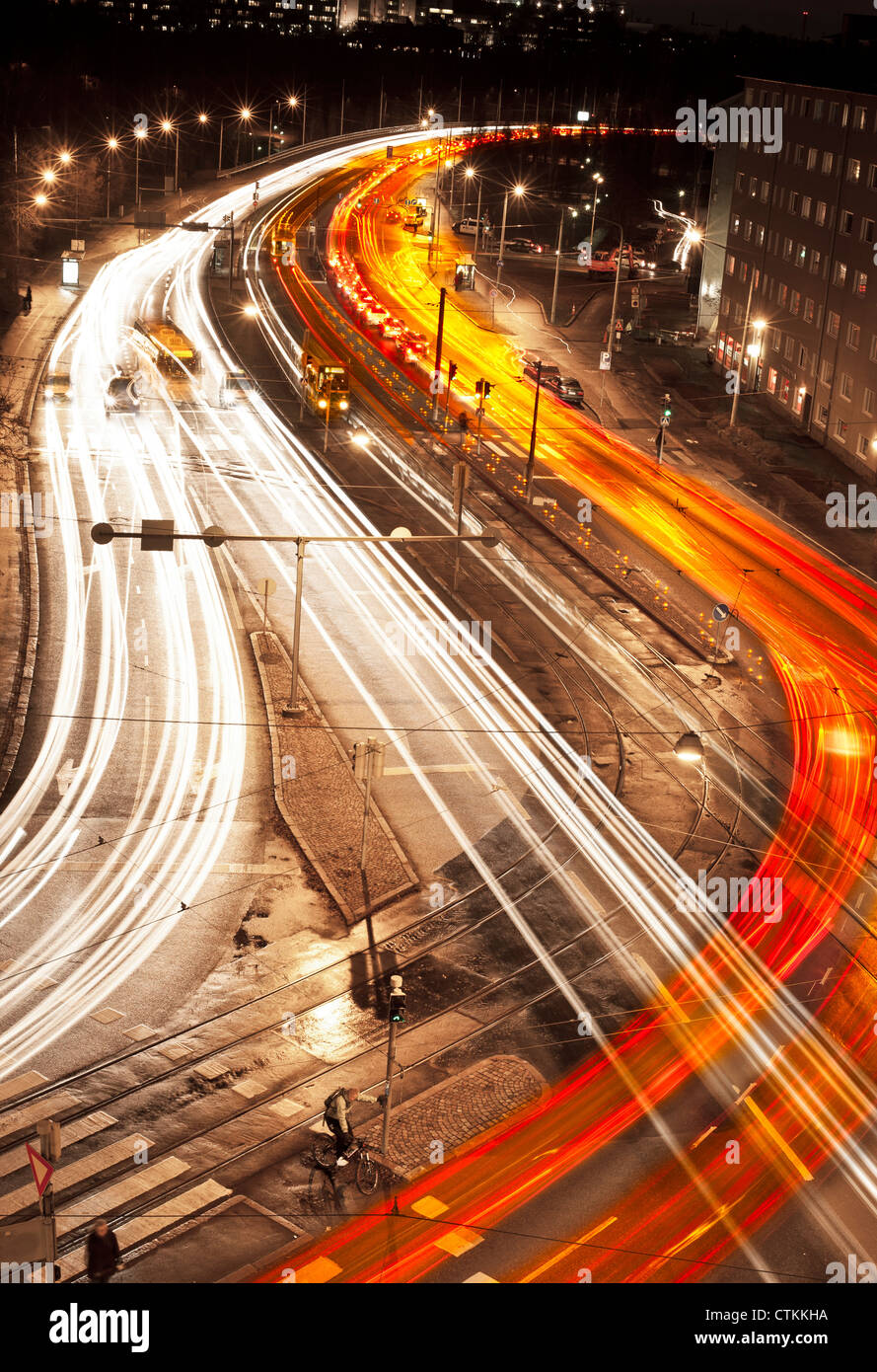 Sentieri di luce di vetture passando su un incrocio occupato a Helsinki in Finlandia Foto Stock