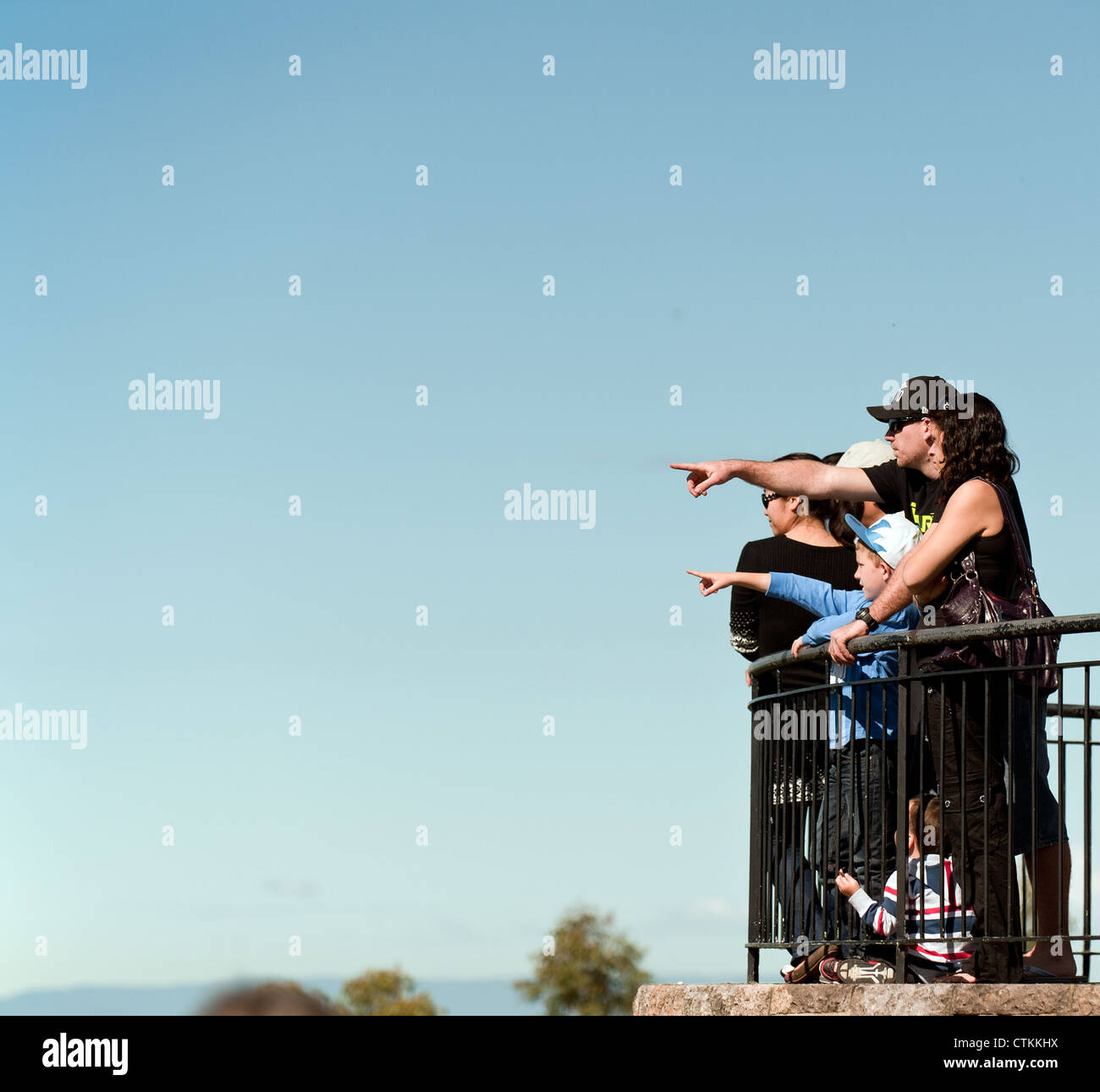 Persone sulla cima del Monte Coot-Tha a Brisbane, nel Queensland, in Australia. Foto Stock