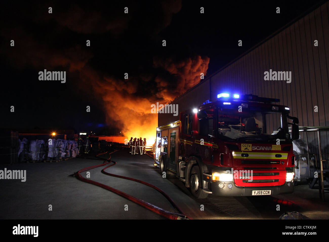 Motore fire al grande incendio di fabbrica Foto Stock