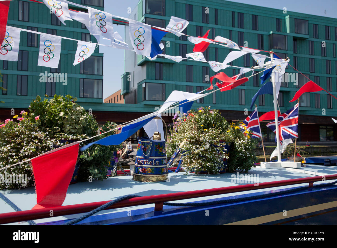Olympic flag in barcone sul London Canal durante Olimpiadi di Londra 2012 Foto Stock