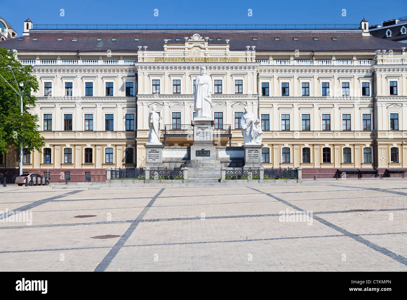 Monumento alla Principessa Olga, Sant'Andrea e l'Apostolo Cirillo e Metodio e costruzione di ucraini Accademia diplomatica di Kiev Foto Stock