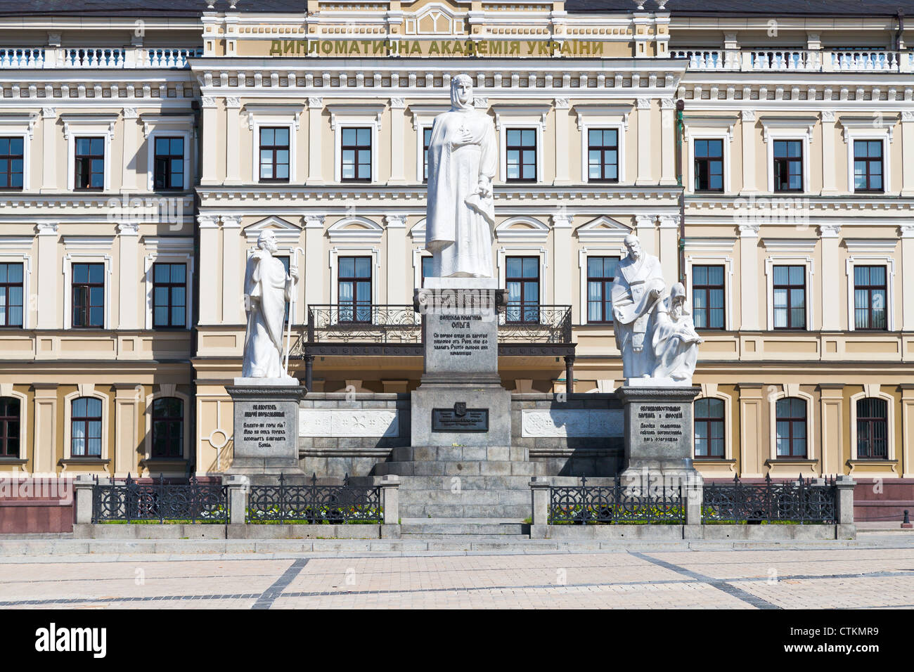 Monumento alla Principessa Olga, Sant'Andrea e l'Apostolo Cirillo e Metodio e costruzione di ucraini Accademia diplomatica di Kiev Foto Stock