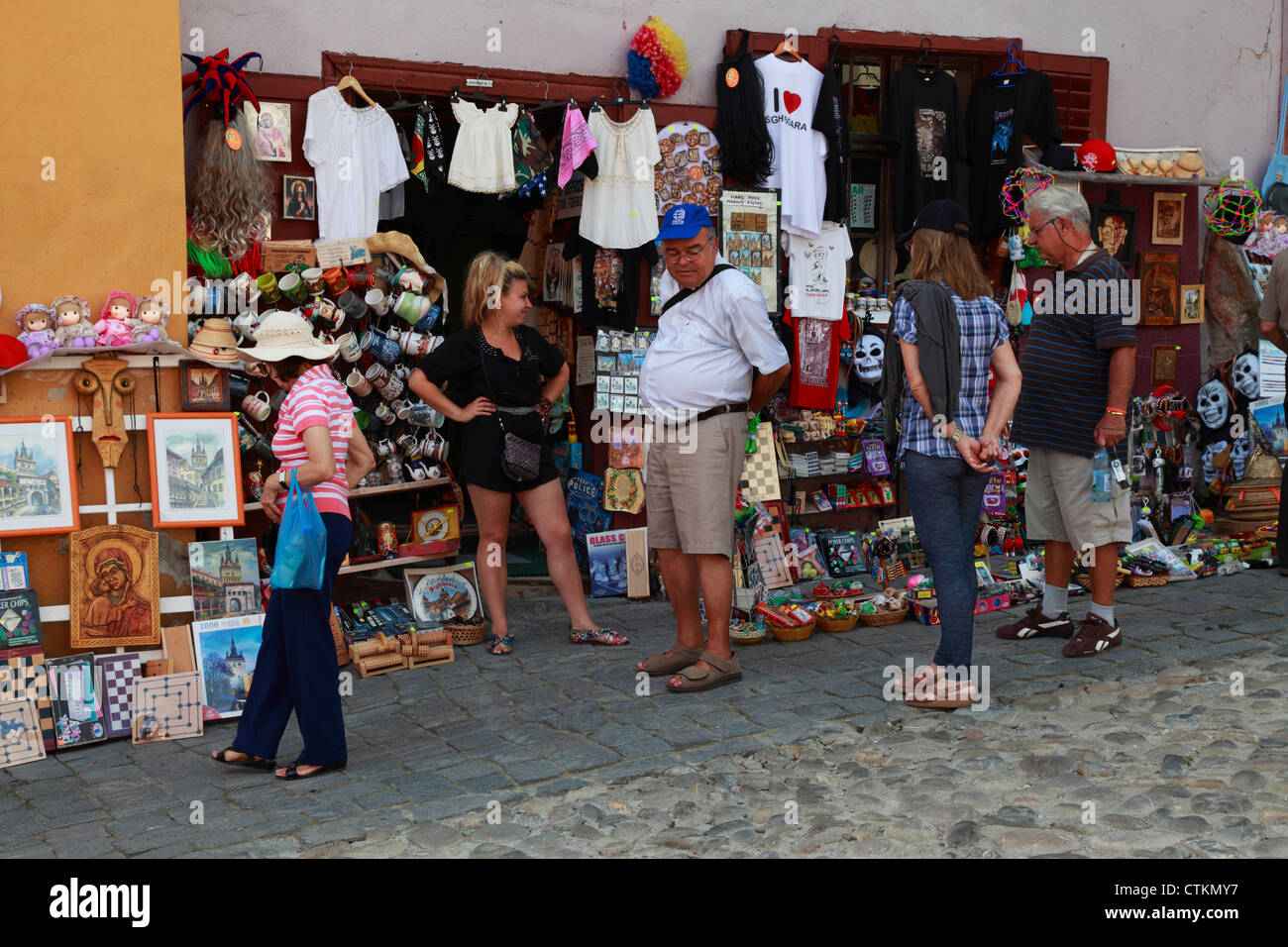 I turisti la navigazione attraverso un negozio di souvenir in Sighisoara, Romania Foto Stock