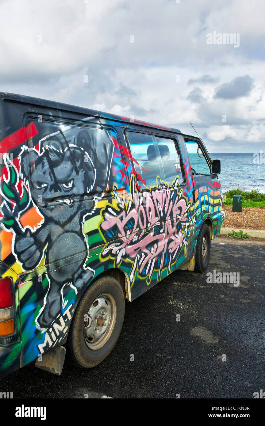 Design colorato spruzzata sul lato di una Volkswagen camper van. Foto Stock