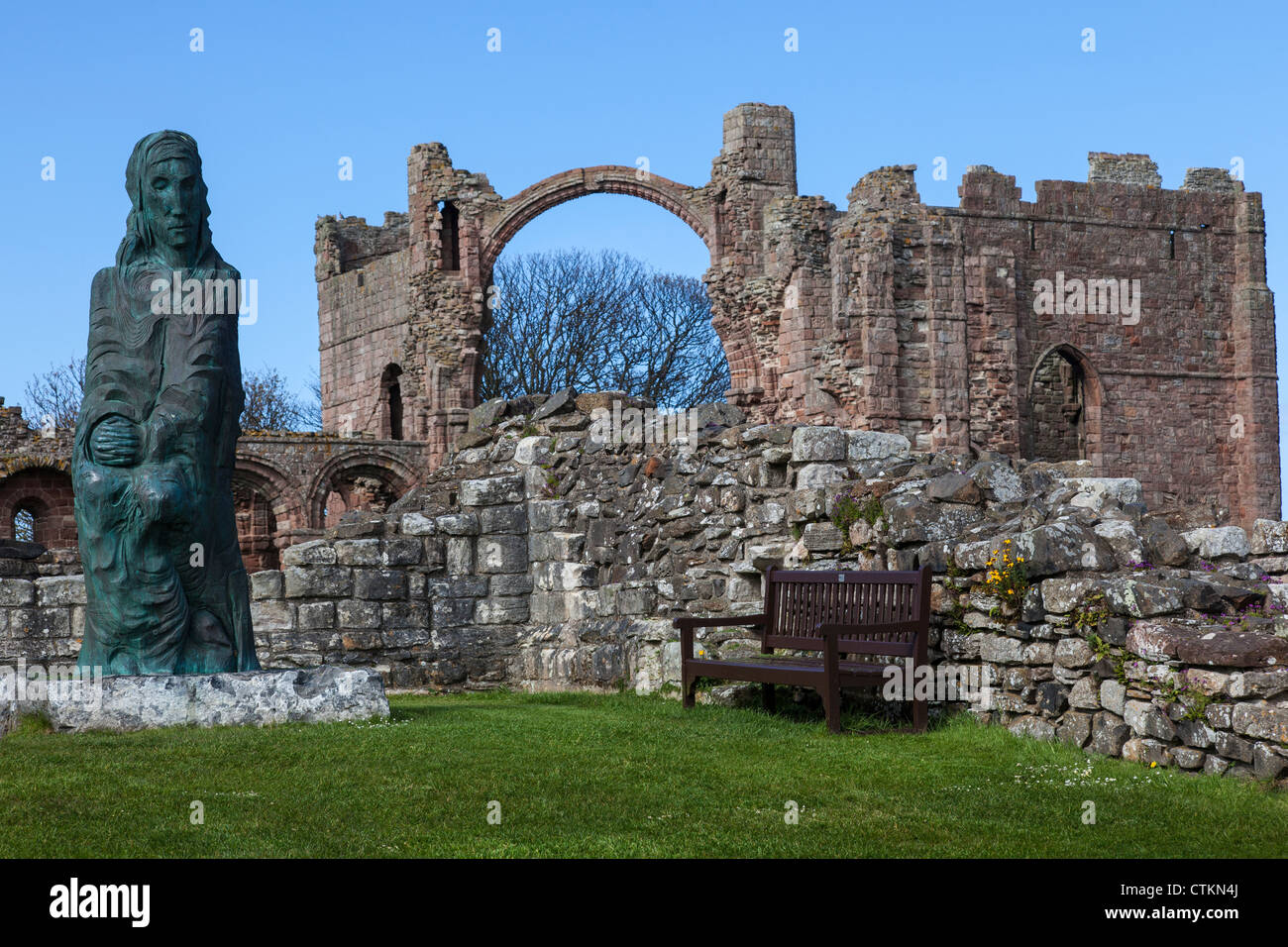 Le rovine di Lindesfarne Abbey, Isola Santa, Northumberland Foto Stock