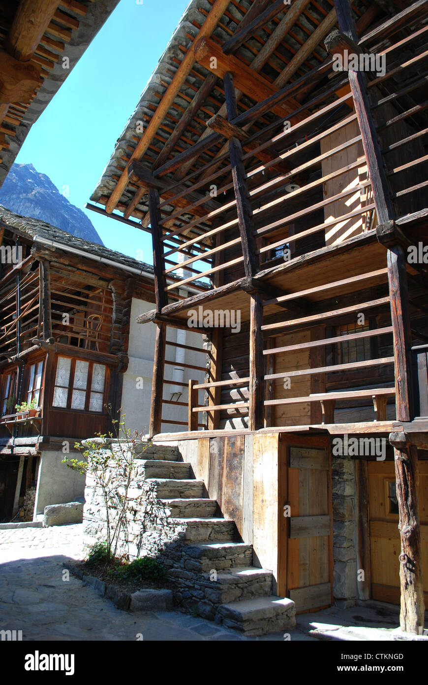 Waltzer tipico chalet in legno sulle montagne delle Alpi, Alagna village, Piemonte, Italia Foto Stock