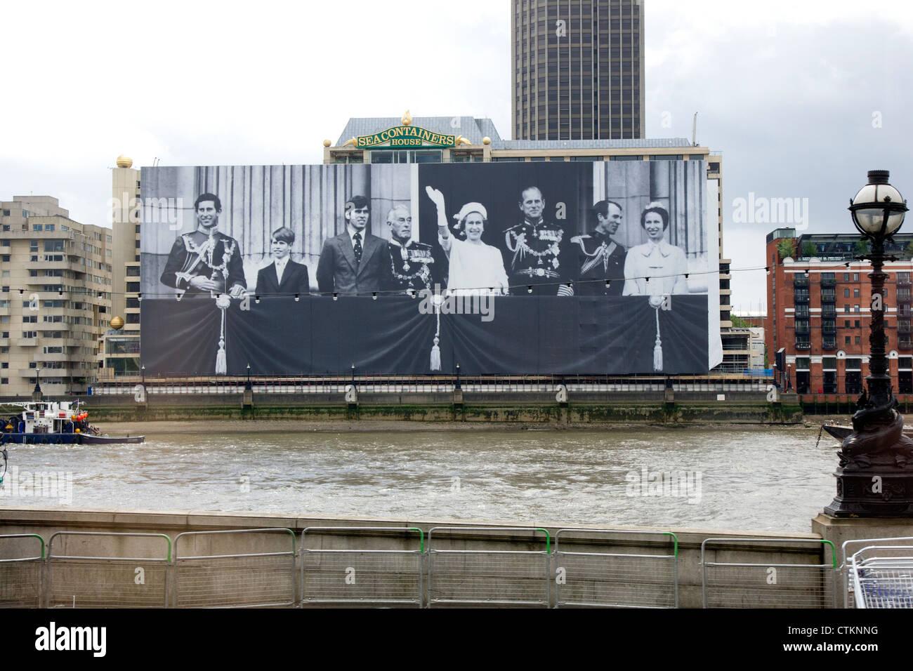 Enorme fotografia della famiglia reale sulla riva del Tamigi Foto Stock