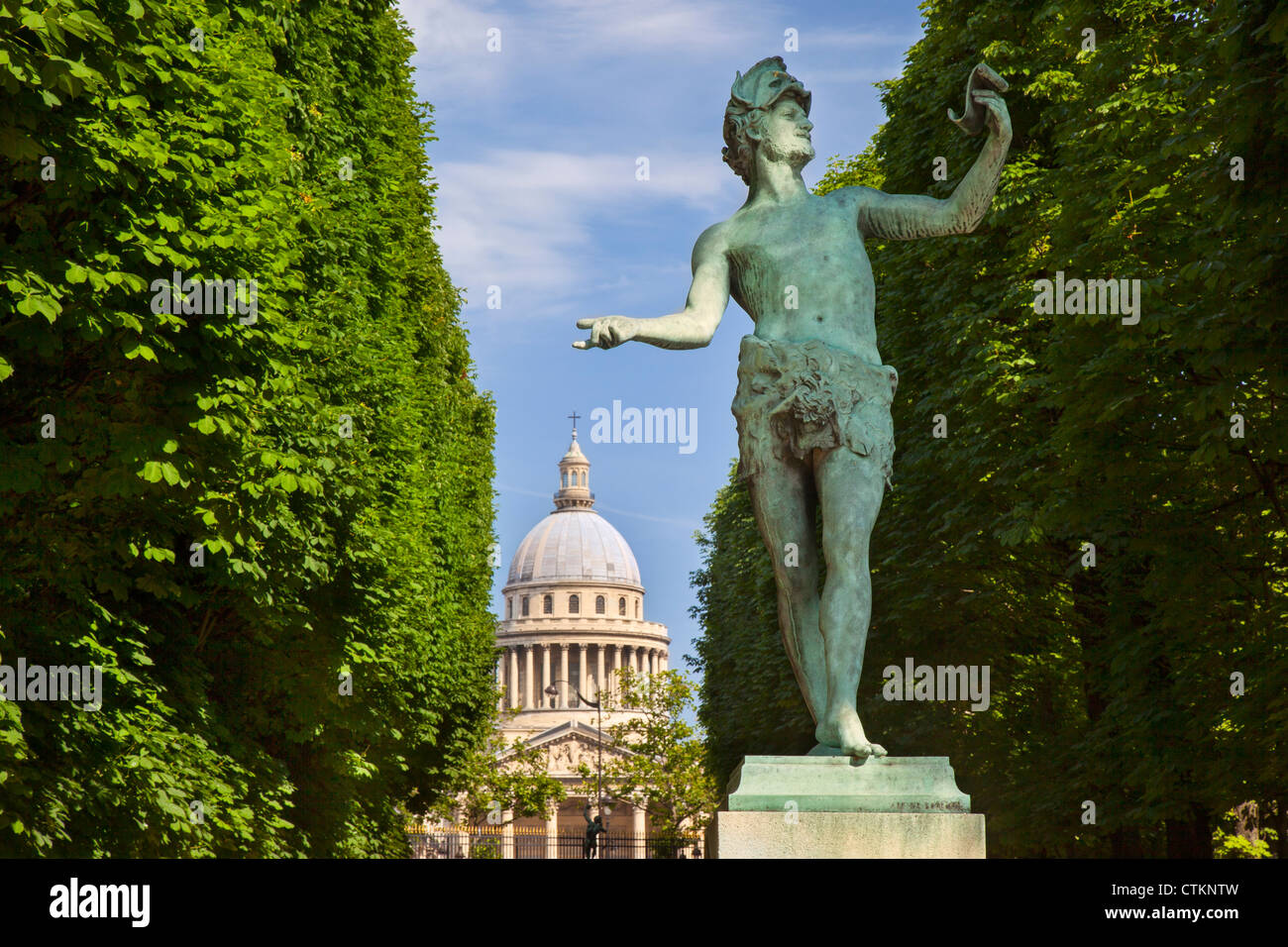 Statua in bronzo l'acteur Grec (l'attore greco) da Arthur Bourgeois nel Jardin du Luxembourg con il Pantheon al di là, Parigi Francia Foto Stock