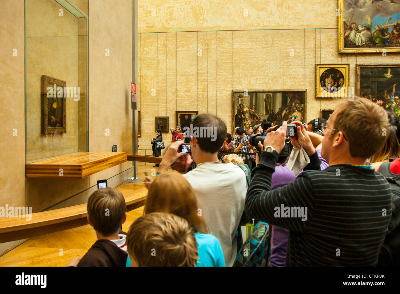 I turisti di scattare le foto la Mona Lisa in mostra al Musee du Louvre, Parigi Francia Foto Stock