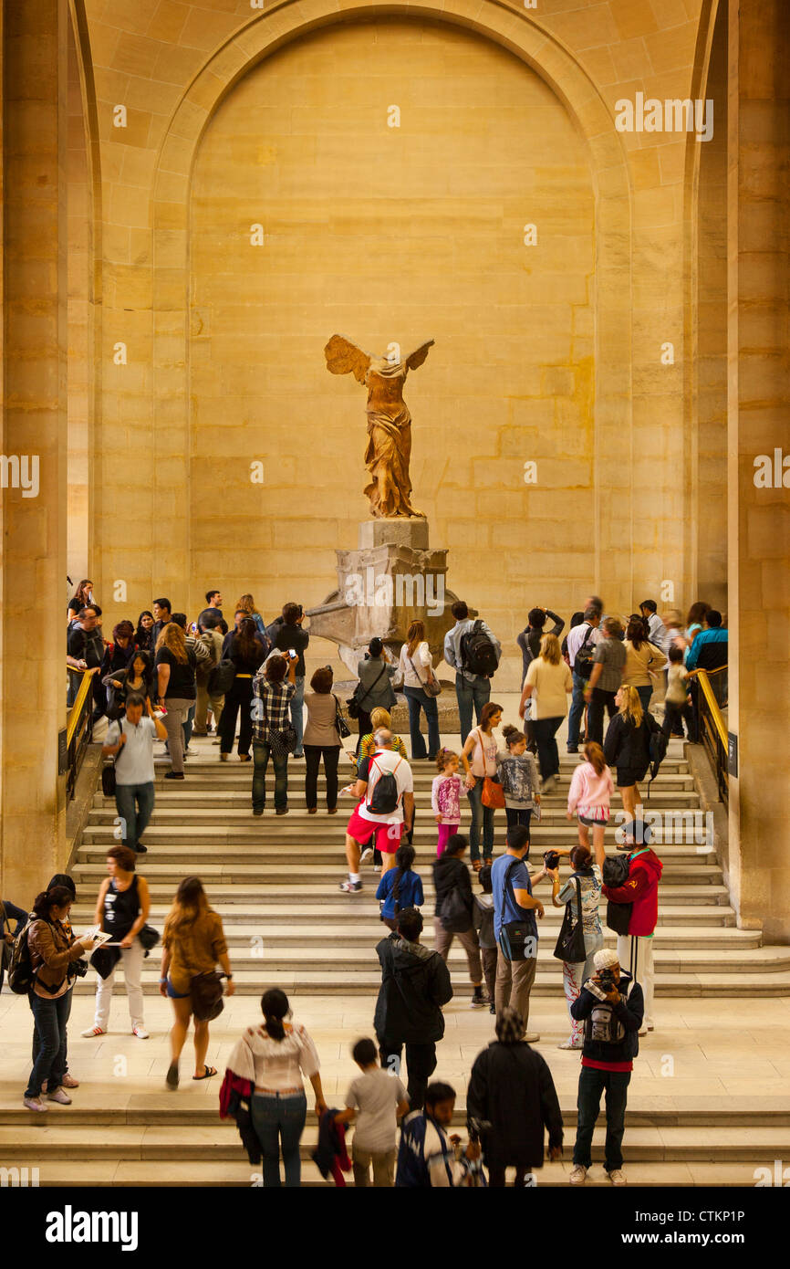 I turisti affollano la statua della Vittoria Alata 'Victoire de Samotracia" al Musée du Louvre, Parigi Francia Foto Stock