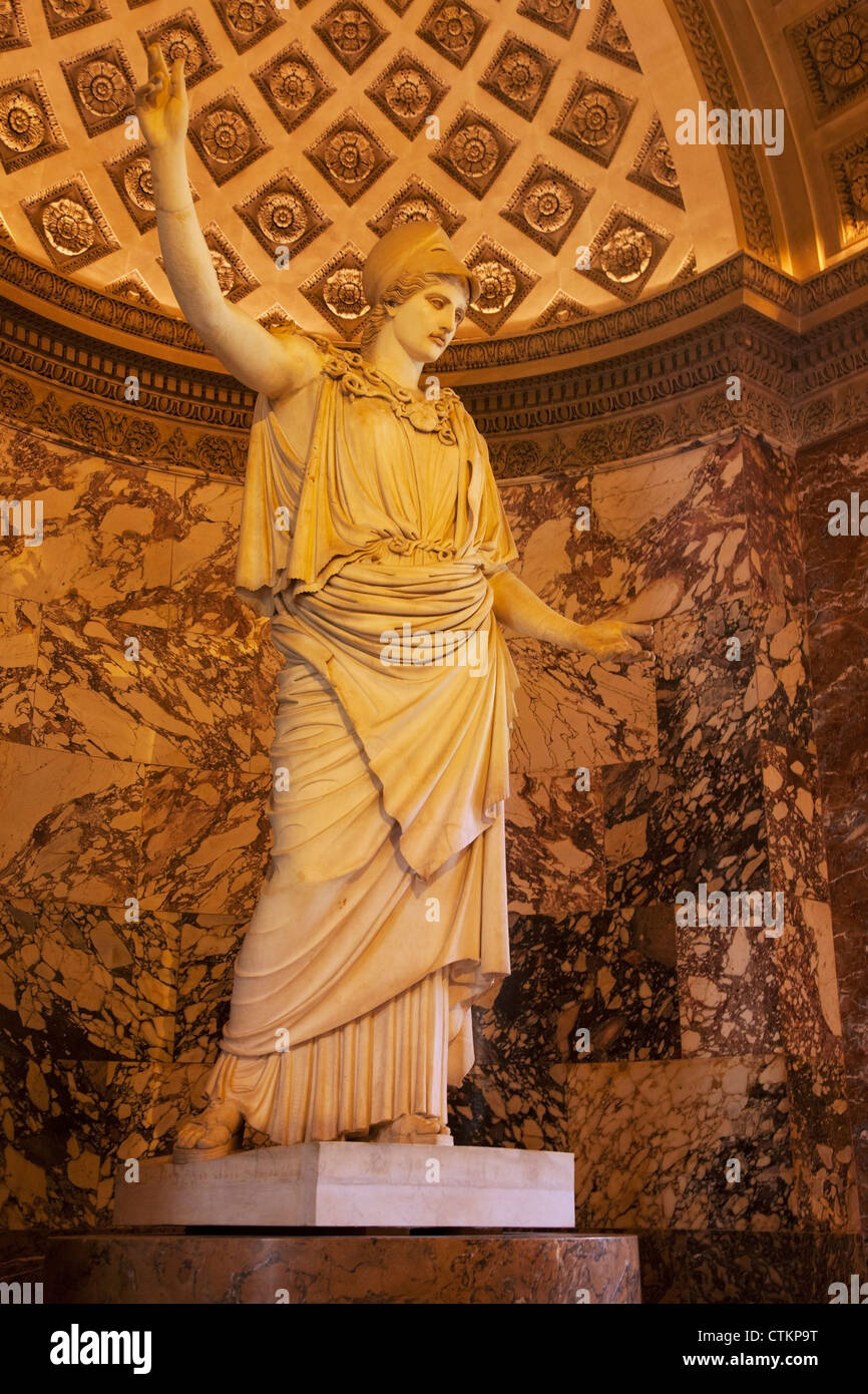 Statua greca di Athena sul display al Musee du Louvre, Parigi Francia Foto Stock