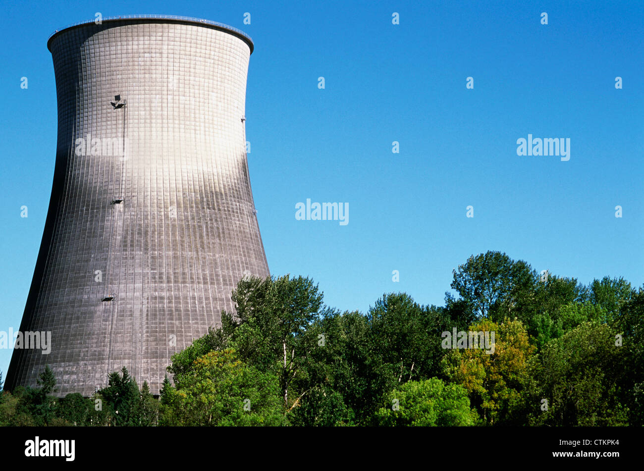 Un smantellati gli impianti di energia nucleare torre di raffreddamento. Trojan. Appena fuori di Portland, Oregon. Foto Stock