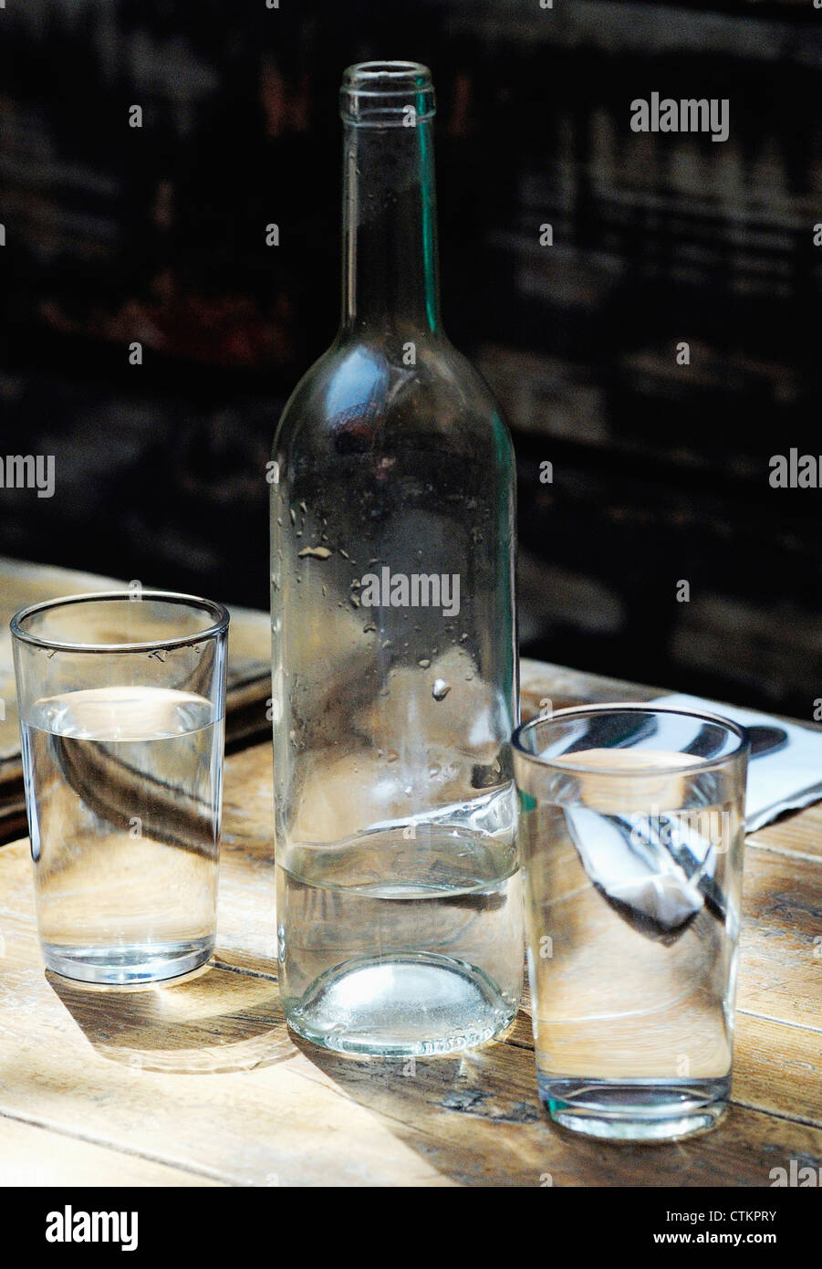 Bicchieri di acqua su un tavolo per esterno Foto Stock