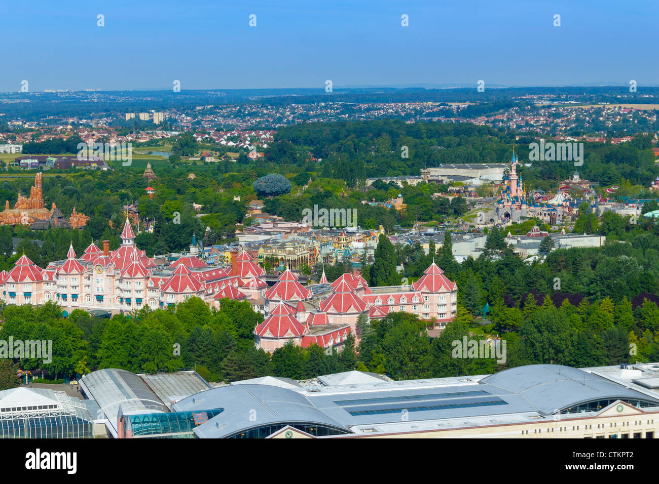 Vista aerea dal palloncino elio al lago Disney su Disneyland Hotel e il parco di Disneyland, a Disneyland Resort Paris, Francia Foto Stock