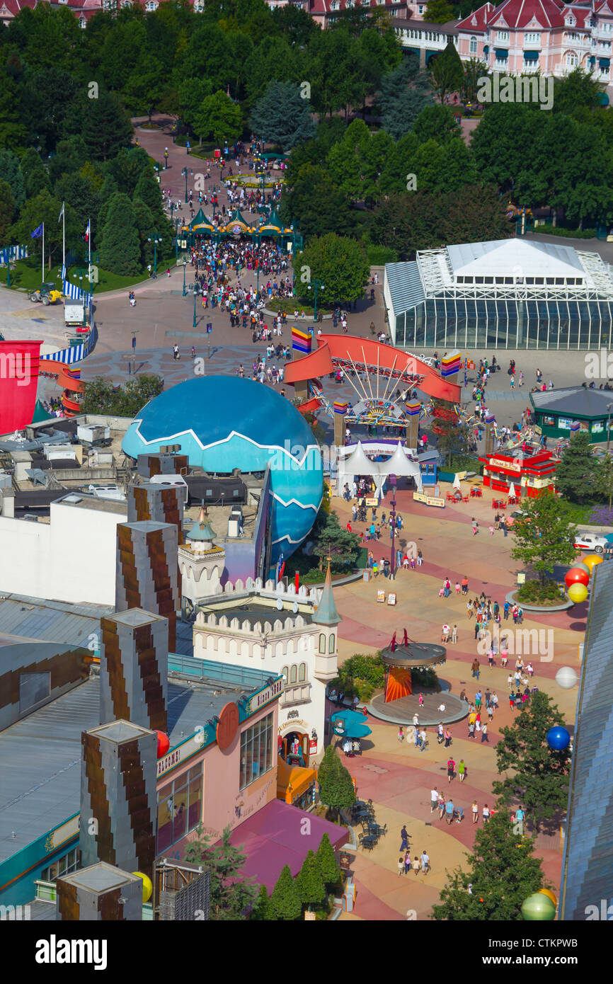 Vista aerea dal palloncino elio al lago Disney su Disney Village e il parco di Disneyland, a Disneyland Resort Paris, Francia Foto Stock