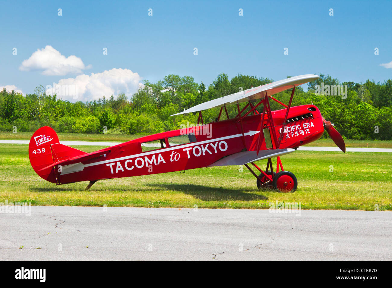 Classic 1923 Fokker C.IVA biplano sulla pista in erba. Foto Stock