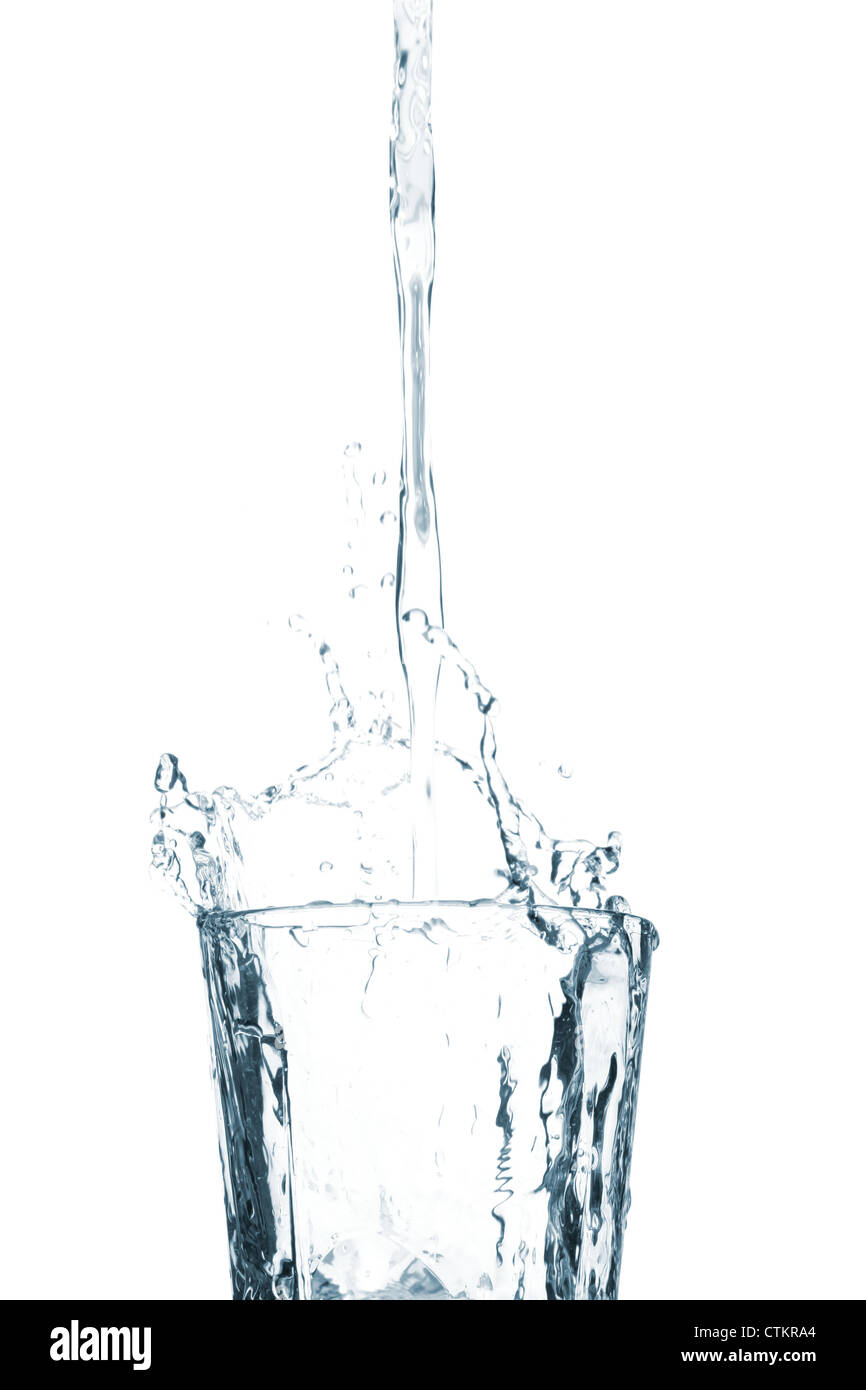 L'acqua versata in un bicchiere Foto stock - Alamy