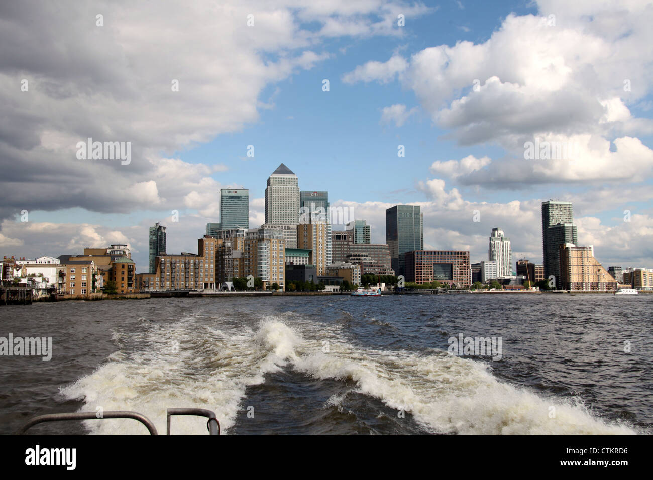 Canary Wharf dal Tamigi Clipper sul fiume. Foto Stock