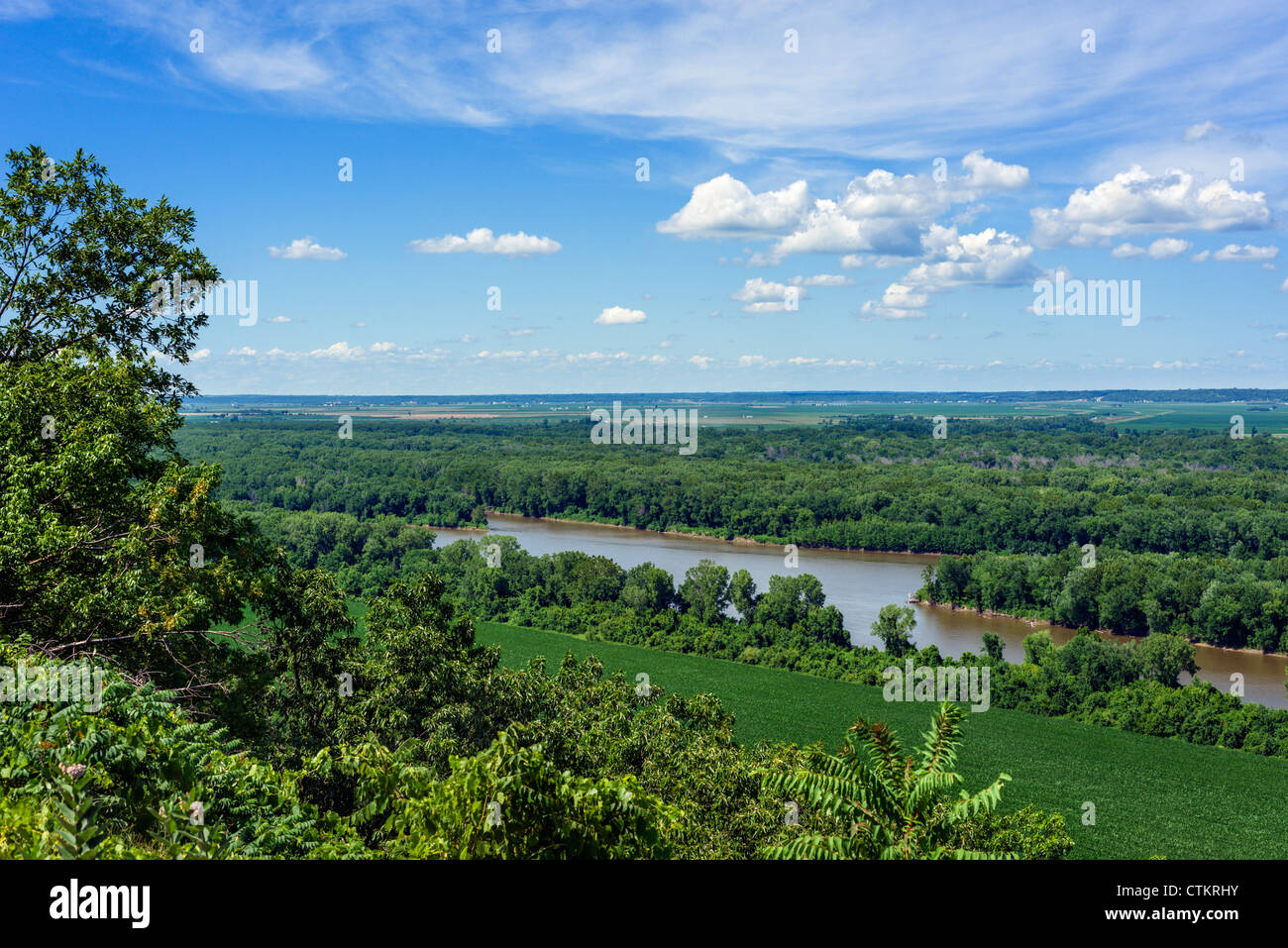 Vista sul fiume Mississippi da un belvedere sul grande fiume Road (MO) 78 tra Annibale e St Louis, Missouri, Stati Uniti d'America Foto Stock