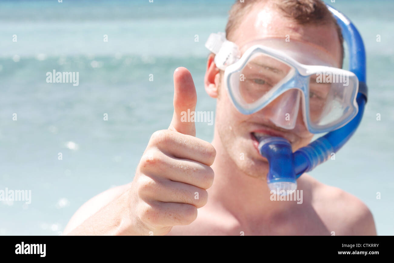 Un uomo lo snorkeling Foto Stock