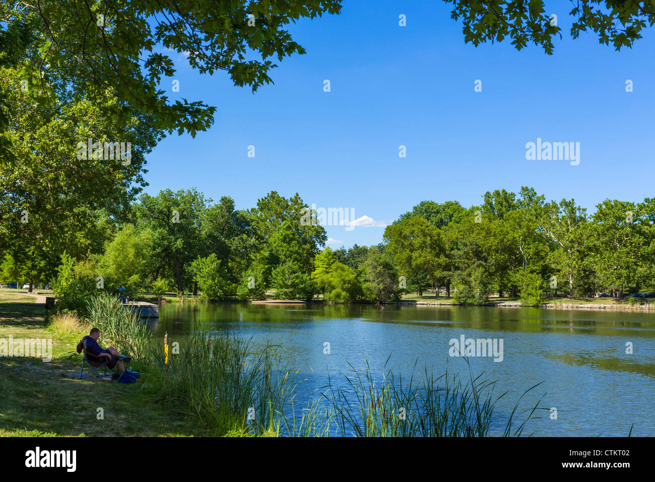 Pesca sul lago di Jefferson in Forest Park, St Louis, Missouri, Stati Uniti d'America Foto Stock